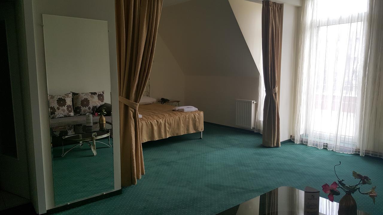 Hotel Melody Oradea Exteriör bild