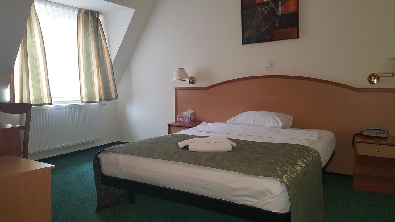 Hotel Melody Oradea Exteriör bild