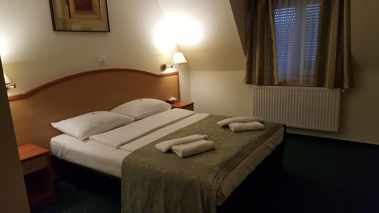 Hotel Melody Oradea Exteriör bild