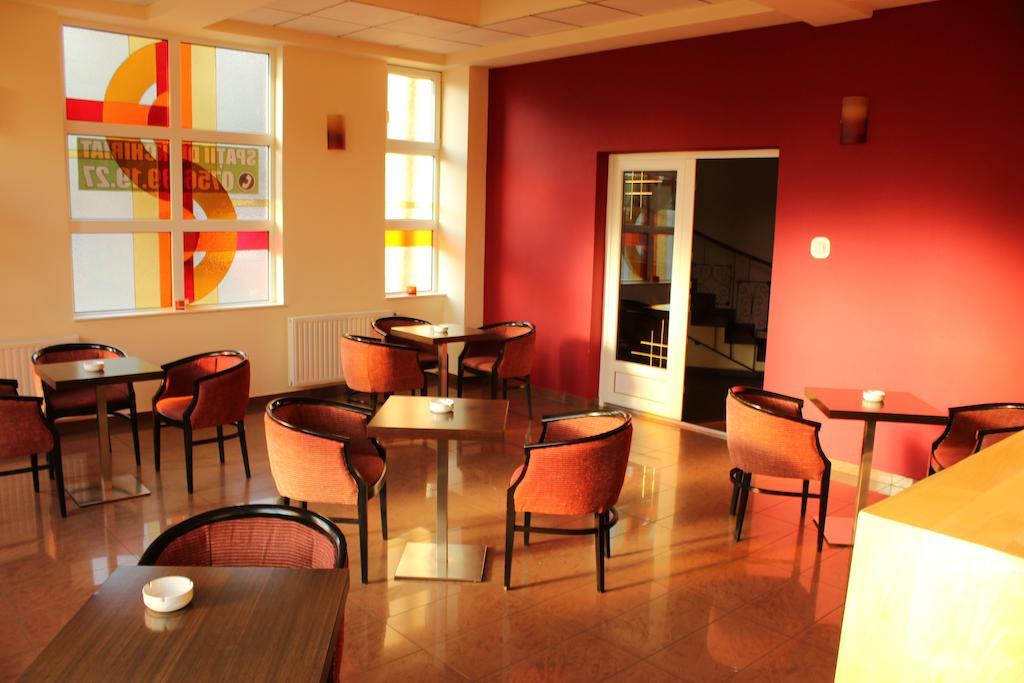 Hotel Melody Oradea Exteriör bild